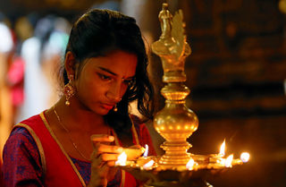 2017-10-18T124252Z_240948803_RC1A74544000_RTRMADP_3_RELIGION-DIWALI.JPG
