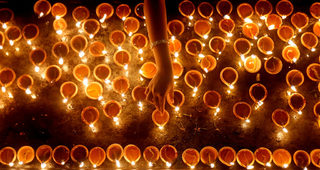 2017-10-18T124255Z_316758232_RC1B1D012B90_RTRMADP_3_RELIGION-DIWALI.JPG