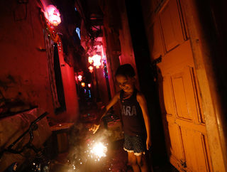 2017-10-18T145822Z_1583226072_RC120A1E23C0_RTRMADP_3_RELIGION-DIWALI.JPG