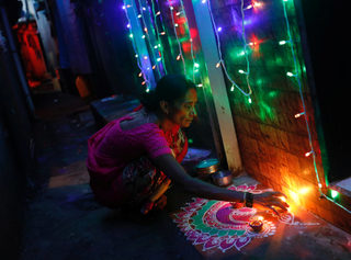2017-10-18T145823Z_194968566_RC1F9A95D780_RTRMADP_3_RELIGION-DIWALI.JPG