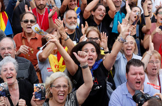2017-10-27T142104Z_1146946960_RC12D4A08B30_RTRMADP_3_SPAIN-POLITICS-CATALONIA.JPG