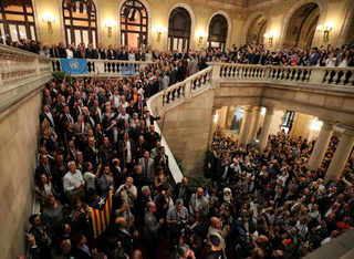 2017-10-27T150158Z_1817083962_RC12214DE710_RTRMADP_3_SPAIN-POLITICS-CATALONIA.JPG