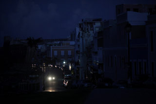 2017-10-27T035542Z_547789545_RC16F55FF980_RTRMADP_3_USA-PUERTORICO.JPG