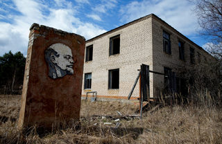 2017-11-02T120030Z_1292525543_RC167EE775D0_RTRMADP_3_RUSSIA-REVOLUTION-MONUMENTS.JPG