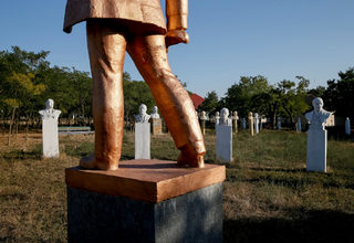 2017-11-02T120027Z_300663787_RC1D93B81E40_RTRMADP_3_RUSSIA-REVOLUTION-MONUMENTS.JPG