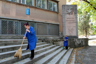 2017-11-02T120118Z_550112907_RC1896904310_RTRMADP_3_RUSSIA-REVOLUTION-MONUMENTS.JPG