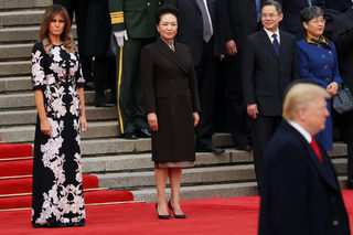 2017-11-09T023344Z_569571292_RC1B2F40F2C0_RTRMADP_3_TRUMP-ASIA-CHINA.JPG