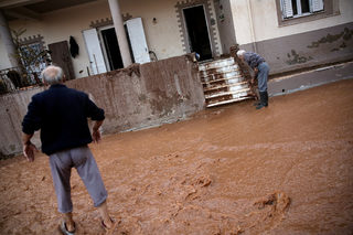 2017-11-15T155422Z_787622686_RC12EBC3C020_RTRMADP_3_GREECE-FLOODS.JPG