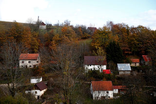 2017-11-17T100318Z_998767068_RC18E11CAA80_RTRMADP_3_WARCRIMES-MLADIC-VILLAGE.JPG
