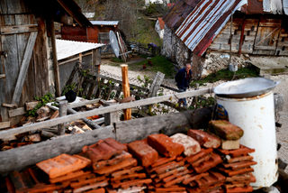 2017-11-17T100315Z_1592996451_RC17D669F580_RTRMADP_3_WARCRIMES-MLADIC-VILLAGE.JPG