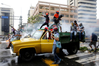 2017-11-30T121259Z_876230073_RC1E29803D80_RTRMADP_3_GLOBAL-POY-VENEZUELA.JPG