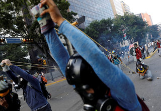 2017-11-30T121358Z_1551186233_RC1CB26B1340_RTRMADP_3_GLOBAL-POY-VENEZUELA.JPG