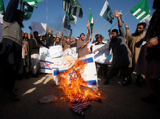 2017-12-07T101912Z_1839580943_RC1E56384D40_RTRMADP_3_USA-TRUMP-ISRAEL.JPG