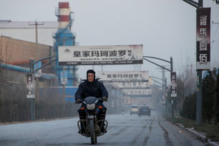 2017-12-13T023312Z_481276264_RC14D1ED12A0_RTRMADP_3_CHINA-POLLUTION-GAS.JPG