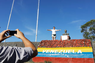 2017-12-11T141041Z_2043415571_RC18AB7BBAE0_RTRMADP_3_VENEZUELA-CRISIS-BRAZIL.JPG