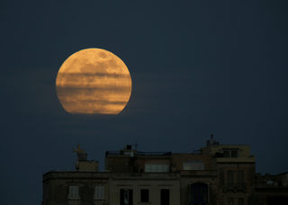 2018-01-01T202556Z_2048086087_RC1B76601F70_RTRMADP_3_SUPERMOON-SIGHTING-MALTA.JPG