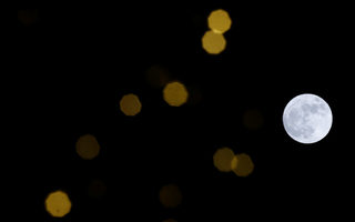 2018-01-01T211619Z_809659916_RC16D15DEB70_RTRMADP_3_SUPERMOON-SIGHTING-BRITAIN.JPG