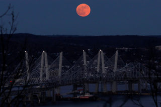 2018-01-01T221005Z_32357788_RC1A2CAFC100_RTRMADP_3_SUPERMOON-SIGHTING-USA.JPG