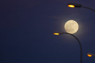 2018-01-01T210446Z_1200660842_RC1EA99CC640_RTRMADP_3_SUPERMOON-SIGHTING-SPAIN.JPG
