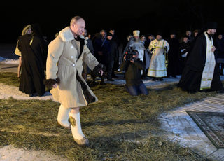 2018-01-19T041245Z_2007243895_RC1938483D40_RTRMADP_3_RELIGION-EPIPHANY-PUTIN.JPG