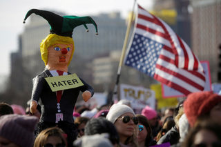 2018-01-21T023519Z_929947870_RC1122F3B470_RTRMADP_3_USA-TRUMP-WOMEN.JPG