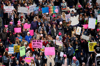 2018-01-21T000837Z_1480560990_RC189BFE8DF0_RTRMADP_3_USA-TRUMP-WOMEN.JPG