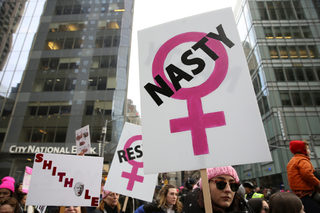 2018-01-21T000006Z_280414752_RC1F92686800_RTRMADP_3_USA-TRUMP-WOMEN.JPG