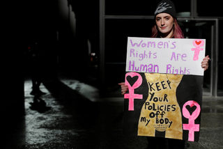 2018-01-20T215637Z_1725281797_RC1AF6ACB640_RTRMADP_3_USA-TRUMP-WOMEN.JPG