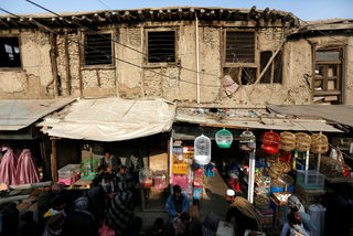 2018-01-31T080334Z_1269197751_RC189765D820_RTRMADP_3_AFGHANISTAN-BIRDMARKET.JPG