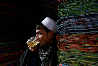 2018-01-31T080546Z_961040444_RC147998F870_RTRMADP_3_AFGHANISTAN-BIRDMARKET.JPG