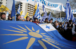 2018-02-04T141555Z_1573022597_RC139C2F7C90_RTRMADP_3_GREECE-MACEDONIA-PROTESTS.JPG