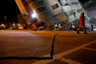 2018-02-06T214648Z_253096680_RC12BB15C360_RTRMADP_3_TAIWAN-QUAKE.JPG