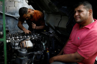 2018-02-09T110404Z_498037472_RC1A4E4FDB50_RTRMADP_3_VENEZUELA-ECONOMY-TRUCKS.JPG