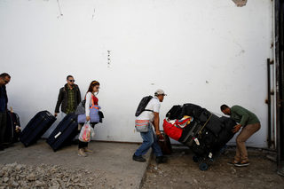 2018-03-02T150515Z_2138939656_RC1C10A05240_RTRMADP_3_VENEZUELA-BUS.JPG