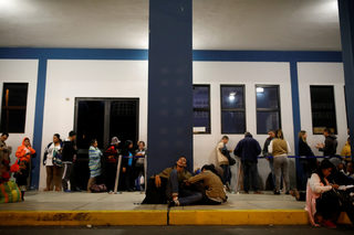 2018-03-02T150601Z_1689683330_RC1DBBF56490_RTRMADP_3_VENEZUELA-BUS.JPG