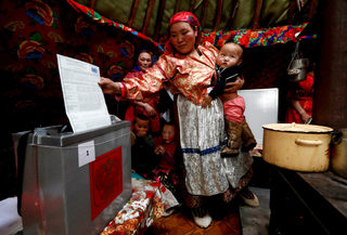 The Wider Image: Russian voting starts early for reindeer herders