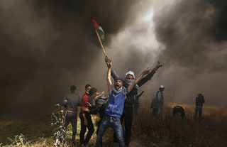 2018-04-06T223112Z_833592982_RC1E6FE9AFB0_RTRMADP_3_ISRAEL-PALESTINIANS-PROTESTS-IMAGE.JPG