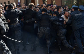 2018-04-16T141019Z_1514207487_RC1163A0FAD0_RTRMADP_3_ARMENIA-OPPOSITION.JPG