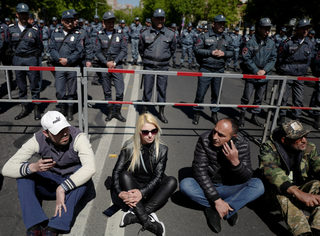 2018-04-16T141032Z_422394045_RC1CC46CB700_RTRMADP_3_ARMENIA-OPPOSITION.JPG