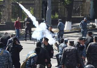 2018-04-16T152452Z_827492279_RC13B54FB300_RTRMADP_3_ARMENIA-POLITICS-PROTESTS.JPG