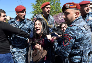 2018-04-16T160729Z_2055971534_RC18010626E0_RTRMADP_3_ARMENIA-OPPOSITION.JPG