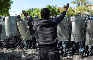 2018-04-16T152352Z_1778558621_RC1358DF7D60_RTRMADP_3_ARMENIA-POLITICS-PROTESTS.JPG