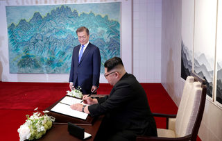 2018-04-27T060030Z_1718829729_RC1F714710B0_RTRMADP_3_NORTHKOREA-SOUTHKOREA-SUMMIT.JPG