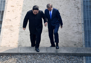 2018-04-27T022501Z_1572932902_RC19ADCCF910_RTRMADP_3_NORTHKOREA-SOUTHKOREA-SUMMIT.JPG