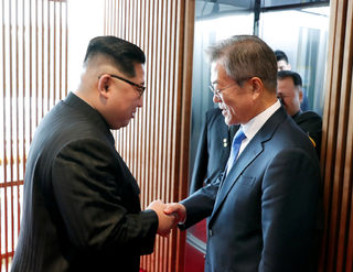 2018-04-27T070850Z_580791976_RC18BA1CD300_RTRMADP_3_NORTHKOREA-SOUTHKOREA-SUMMIT.JPG