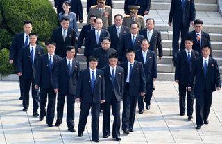 2018-04-27T073923Z_455275360_RC14C3ED34C0_RTRMADP_3_NORTHKOREA-SOUTHKOREA-SUMMIT.JPG