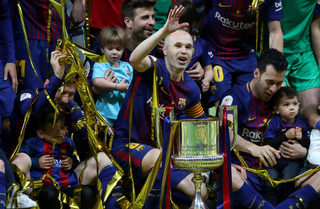 2018-04-27T101630Z_1963561703_RC18A58372B0_RTRMADP_3_SOCCER-SPAIN-FCB-INIESTA-DEPARTURE.JPG