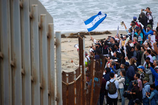 2018-04-29T190913Z_1807708888_RC12A6055630_RTRMADP_3_USA-IMMIGRATION-CARAVAN.JPG