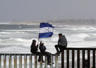 2018-04-29T200500Z_435308928_RC12BCA1B480_RTRMADP_3_USA-IMMIGRATION-CARAVAN.JPG