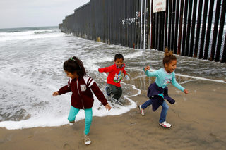 2018-04-29T201108Z_1634939988_RC1F651104C0_RTRMADP_3_USA-IMMIGRATION-CARAVAN.JPG